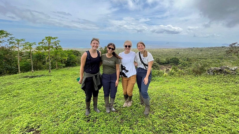 UO students in galapagos