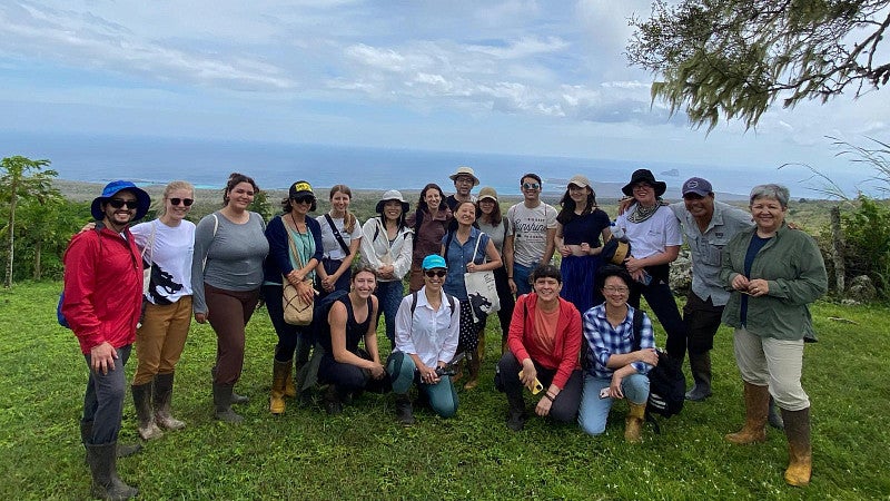 UO students visit farm