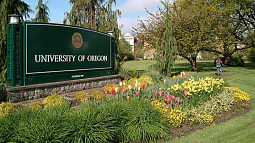 A sign on the University of Oregon campus that reads "University of Oregon." 
